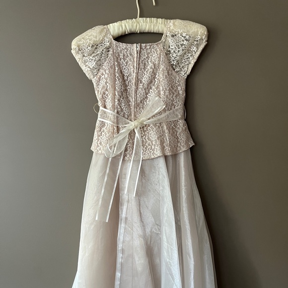 Girls Crème Lace and Tulle Dress - Picture 4 of 9